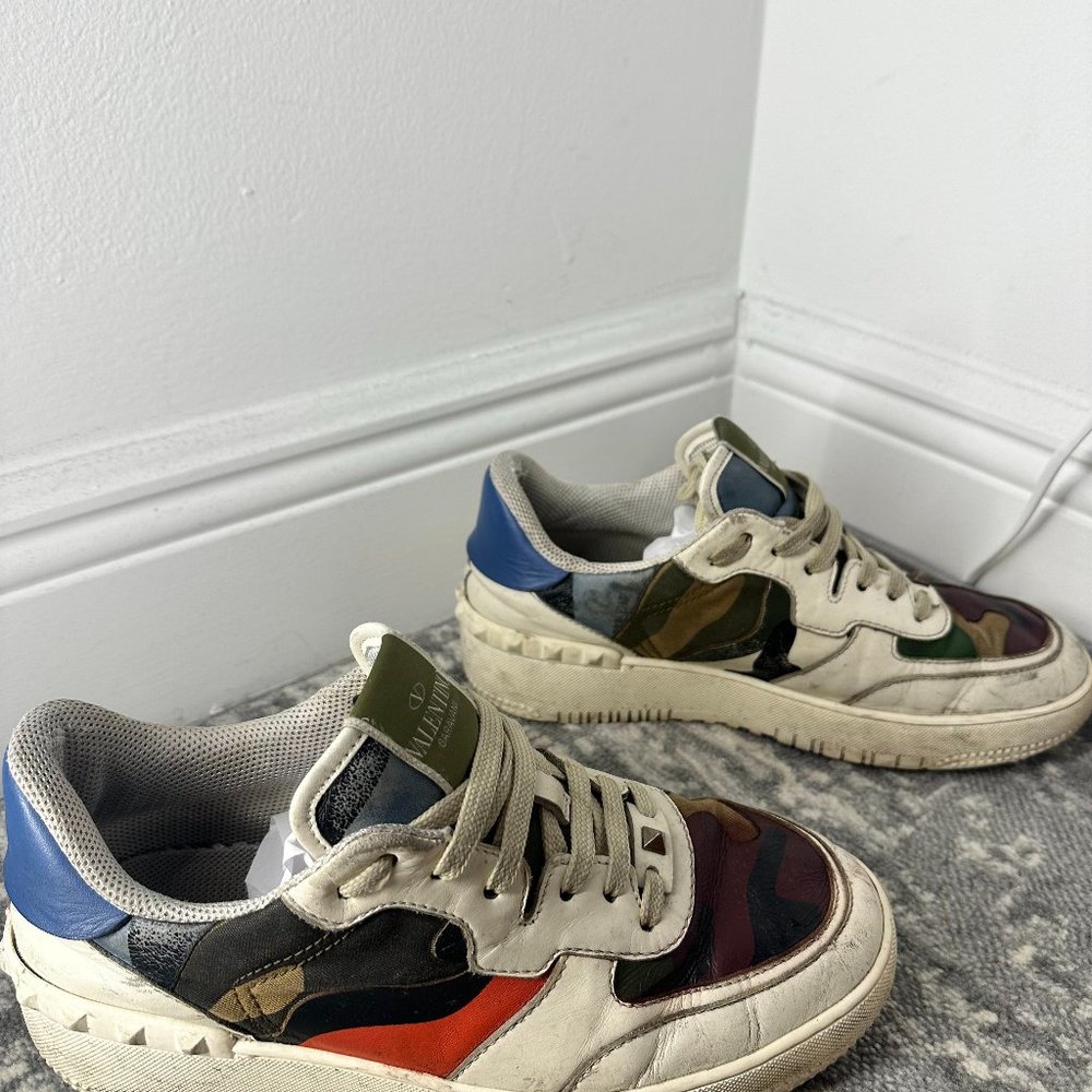 Men's VALENTINO Rockstud Accents multi-color Printed Sneakers size 42